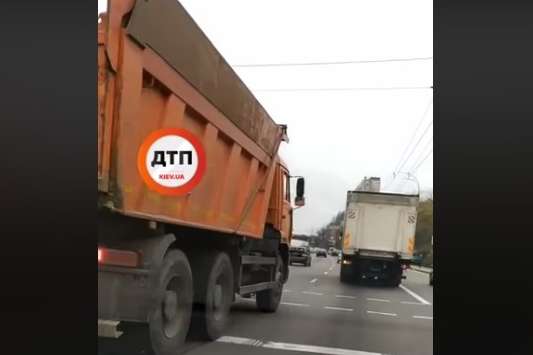 На світлофорі на бульварі Дружби народів КамАЗ протаранив легковушку (відео)