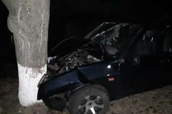У смт Гребінки легковик врізався у дерево