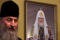   Глава Російської церкви в Украї ні митрополит Онуфрій на фоні портрета глави РПЦ Кирила  