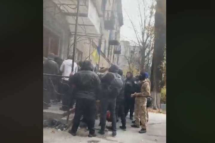 Сутички біля скандального гуртожитку в Києві: поліція затримала 11 осіб