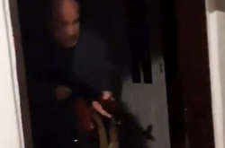 48-річний киянин  здійснив 2 постріли з мисливського карабіна в одного з мешканців будинку 