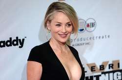  Наряды звездной мамы и сына идеально гармонировали друг с другом 
  