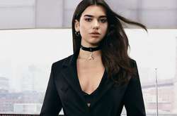  Дуа Липа продемонстрировала откровенный ауфит 
  