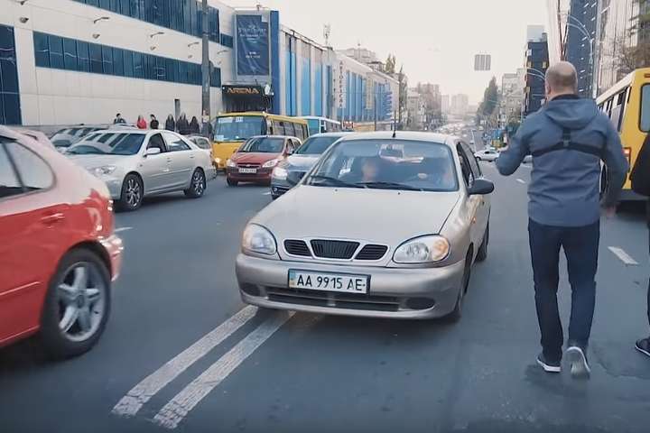 Біля Шулявського мосту водії масово їздять зустрічною смугою (відео)