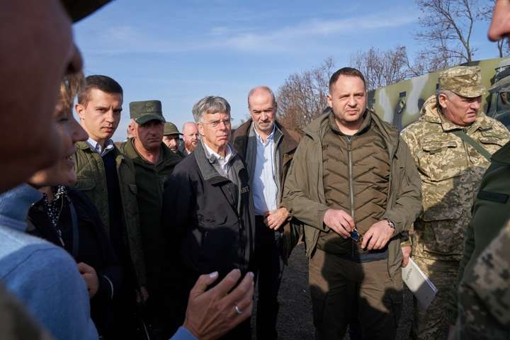 Послы четырех стран посетили район разведения сил на Донбассе