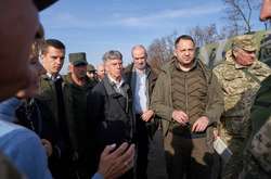 Послы четырех стран посетили район разведения сил на Донбассе