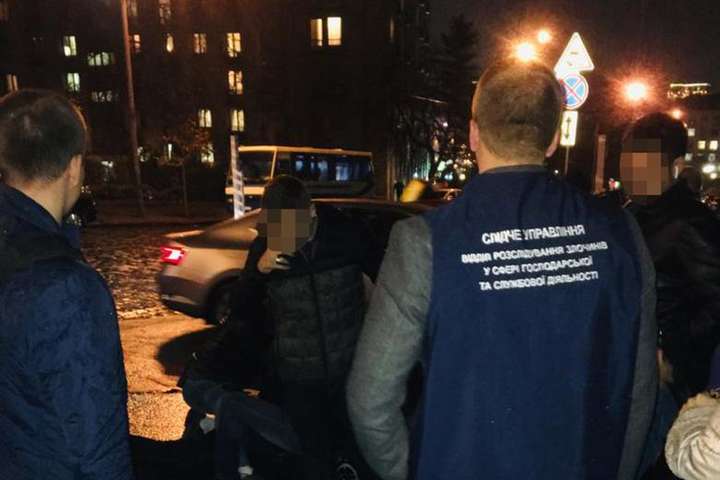 У Києві правоохоронці викрили на шахрайстві працівницю Нацбанку — Головного юрисконсульта Нацбанку затримали на хабарі $30 тисяч