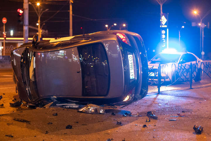 У Києві автомобіль таксі зніс 15 метрів огорожі і перекинувся (фото, відео)
