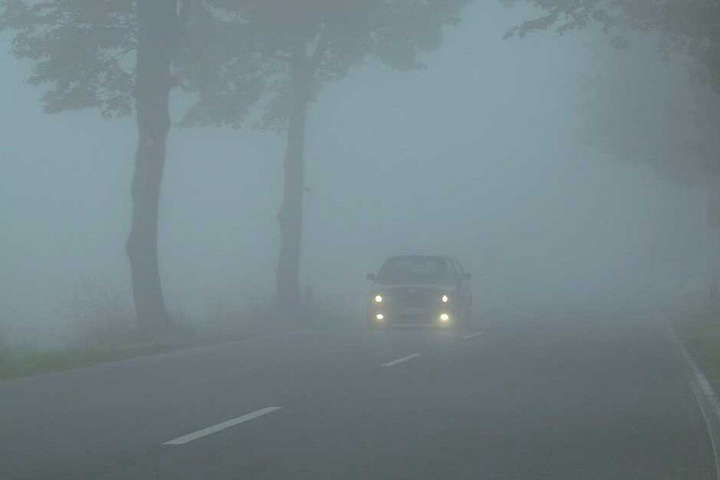 Синоптики попередили водіїв про слабку видимість через туман