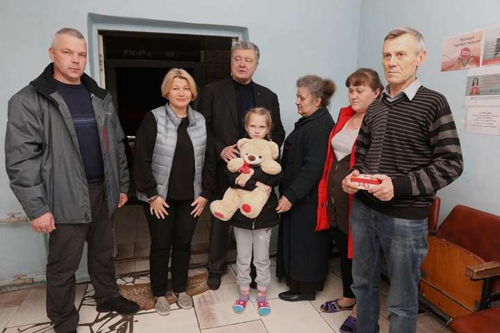 Порошенко подарував будинок родині, дім якої розбомбили російські терористи 