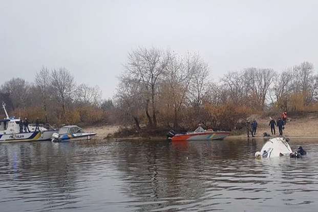 У Києві на Дніпрі затонула яхта (фото)