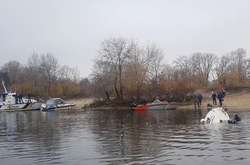 У Києві на Дніпрі затонула яхта (фото)