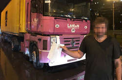 П’яний водій вантажівки влаштував ДТП на парковці у Києві (фото)