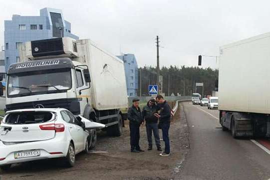 Під Києвом вантажівка знесла з дороги автомобіль порушниці (фото)