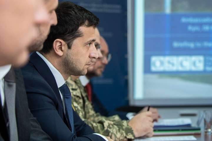 Розведення біля Золотого відбулося вчасно та безпечно, – Зеленський під час візиту до офісу СММ ОБСЄ