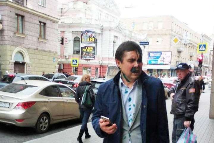 <p>За словами Прокоп'єва, троє невідомих напали на нього ззаду і облили обличчя зеленкою</p> - Через Жукова у Харкові дісталося чиновнику. Його облили зеленкою (фото)