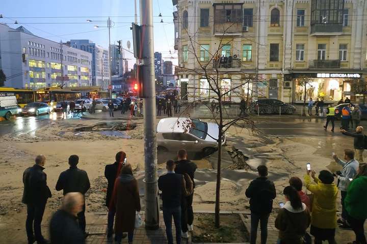У центрі Києва вже залатали дорогу, яка провалилася разом із авто