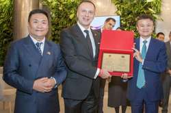 Ректор Національної музичної академії України Максим Тимошенко вручив диплом почесного професору вишу одному з найбагатших бізнесменів світу, китайському мільярдеру Джеку Ма