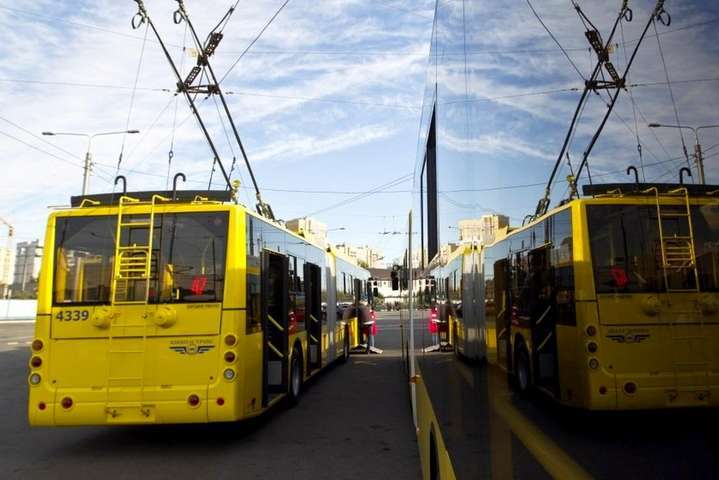 У Києві на вихідні автобуси та тролейбуси змінять маршрут через ярмарки
