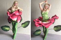 Женщина использует пену и крышки от унитаза для создания костюма «движущаяся роза»