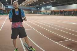 Український атлет з прооперованою рукою випробував покриття реконструйованого манежу