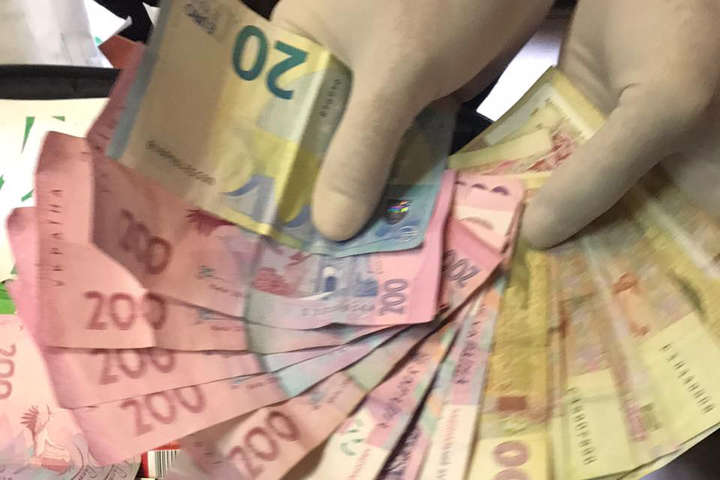 ДБР затримало двох митників та прикордонника, які систематично вимагали та отримували неправомірну вигоду - На Закарпатті на хабарі затримали митників і прикордонників