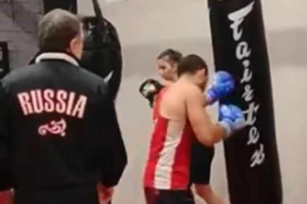 Одеський тренер з боксу тренує дітей у формі з символікою країни-агресора (відео)
