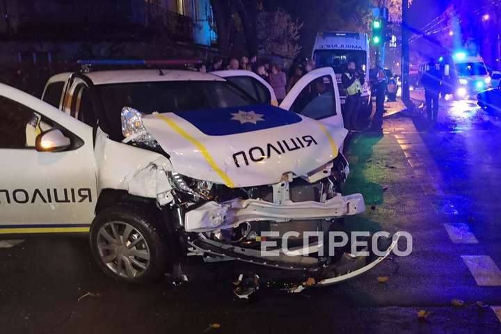 У Києві поліцейське авто протаранило таксі: п'ятеро травмованих