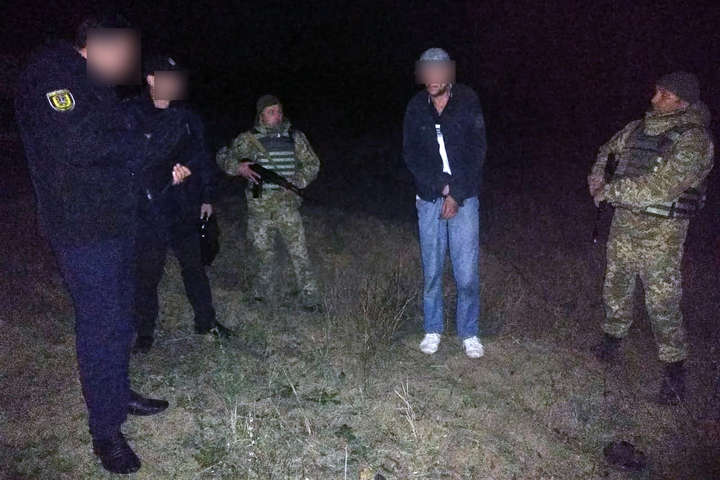 На Одещині підозрюваний у вбивстві напав на прикордонника з ножем