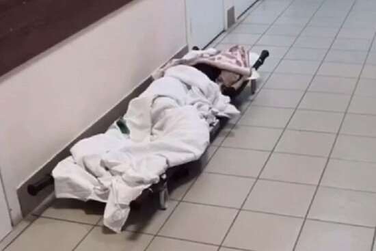 У російській лікарні пацієнтку кинули на підлозі в коридорі