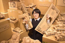 Японка творит невообразимые скульптуры из картона (фото)