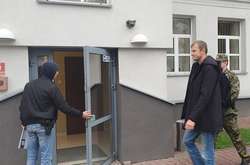 Ветерана АТО Ігоря Мазура доправили до районної прокуратури у Холмі