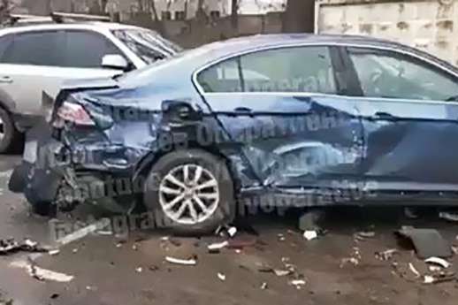 На Київщині нетвереза жінка за кермом розтрощила шість припаркованих авто (відео)