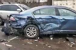 На Київщині нетвереза жінка за кермом розтрощила шість припаркованих авто (відео)