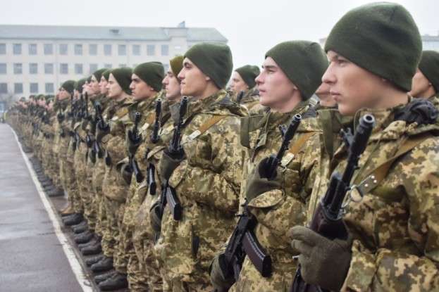 Глава Міноборони розглядає можливість скасування призову в армію