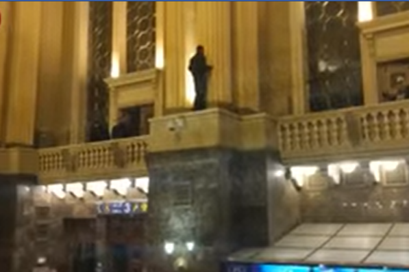 В Києві на Центральному вокзалі чоловік заліз на колону і погрожував зістрибнути
