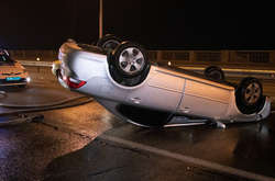 У Києві перевернулась автівка: водія госпіталізовано