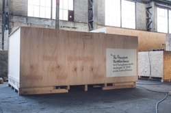 Президенту США надіслали уламок Берлінського муру