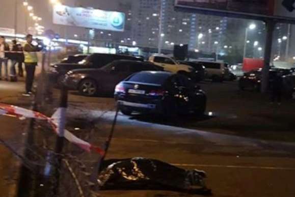 У Києві Lexus вилетів на тротуар і збив на смерть жінку