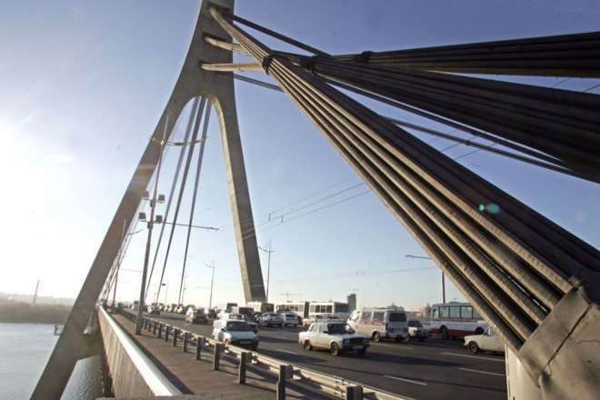 У Києві частково закрили рух Північним мостом