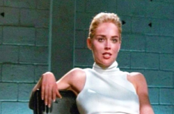 Актриса с легкостью несколько раз закинула ногу на ногу и произнесла речь о моменте, который изменил всю ее жизнь