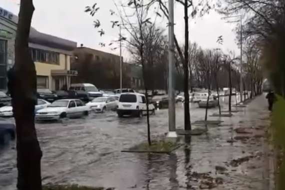 Сильний дощ перетворив вулиці Києва на річки (відео)