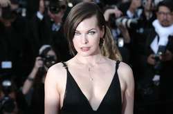  Актриса и 54-летний режиссер Пол Андерсон воспитывают двух дочерей: 
  