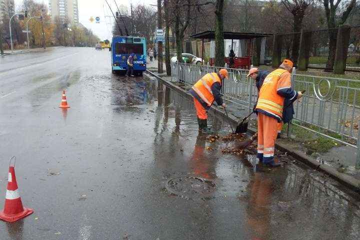 Дорожники показали, як рятують Київ від потопу (фото)
