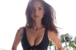  Эмили Ратаковски получает красивый загар, лежа на шезлонге 
 Фото: instagram.com/emrata/ 
  