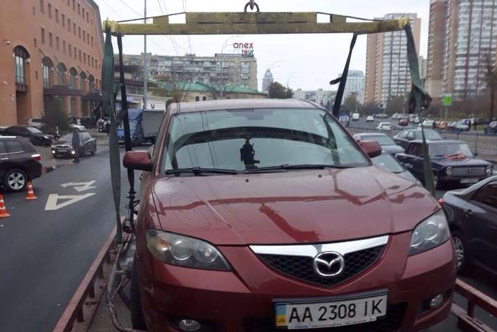 За тиждень з вулиць Києва було евакуйовано понад пів сотні автомобілів