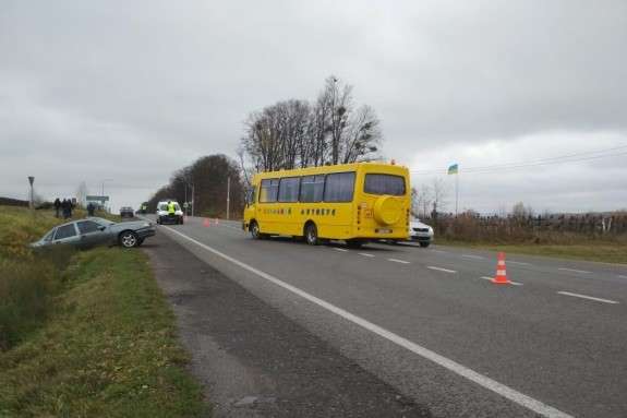 ДТП із шкільним автобусом на Львівщині: десятеро дітей госпіталізовано
