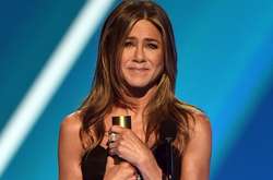 Энистон, Зендея, Кардашьян и другие: как выглядели звезды на красной дорожке People's Choice Awards 2019