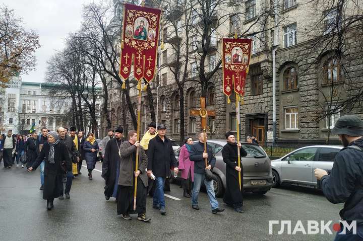 Сторонники Филарета с крестом выбили двери в киевском суде, полиция применила газ