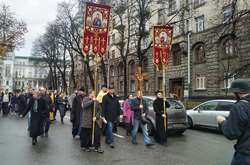 Представители ликвидированной Украинской православной церкви Киевского патриархата (УПЦ КП) идут штурмовать суд, 11.11.19